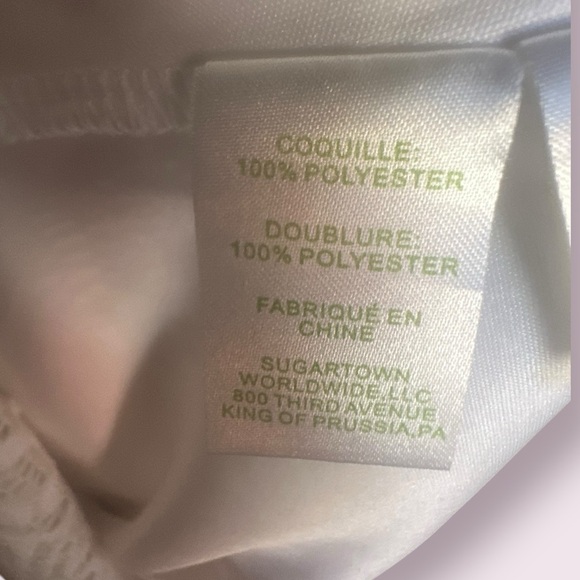 Lilly Pulitzer Lula Top – Size M
Style: Sea Swirling Lace in Resort White - Picture 10 of 11